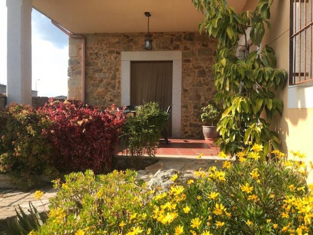 Apartamentos El Jardin Del Poeta Guijo de Granadilla Bilik gambar