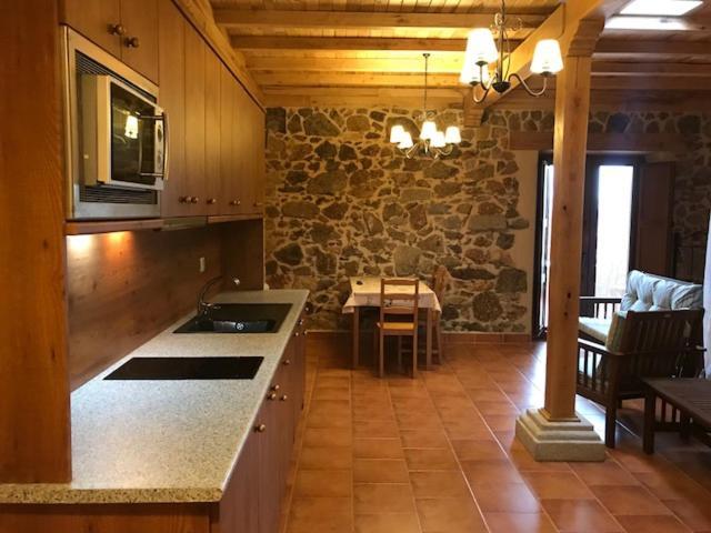Apartamentos El Jardin Del Poeta Guijo de Granadilla Bilik gambar