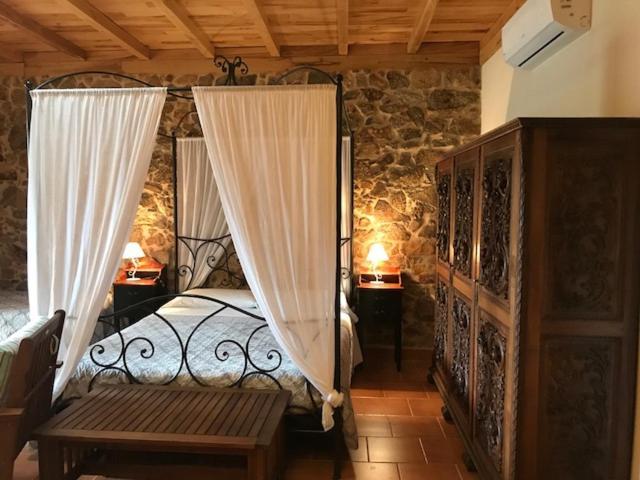 Apartamentos El Jardin Del Poeta Guijo de Granadilla Bilik gambar