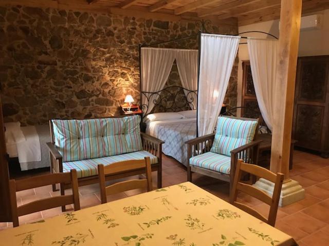 Apartamentos El Jardin Del Poeta Guijo de Granadilla Bilik gambar