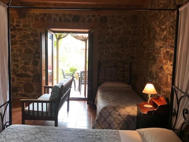 Apartamentos El Jardin Del Poeta Guijo de Granadilla Bilik gambar