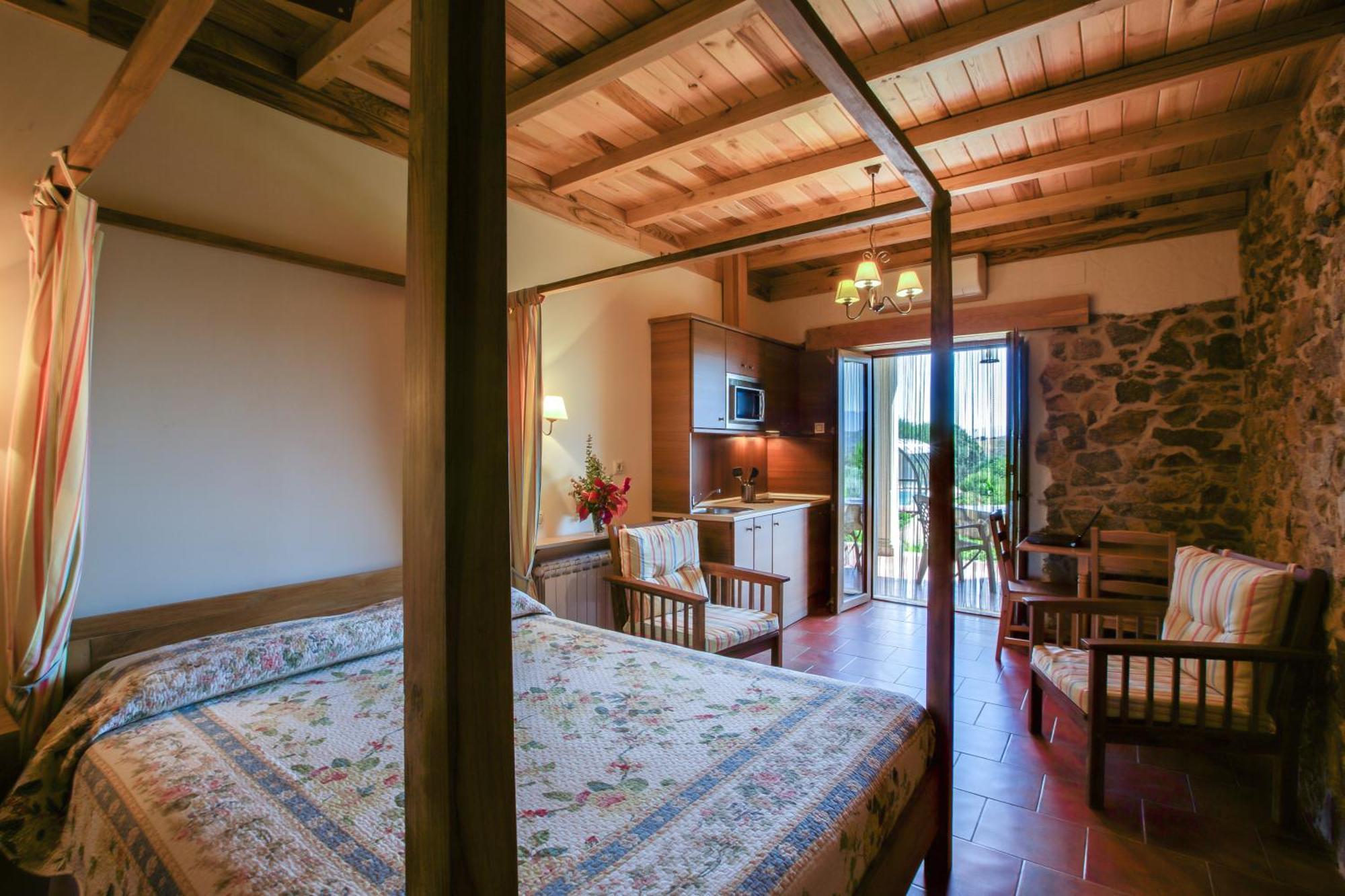 Apartamentos El Jardin Del Poeta Guijo de Granadilla Bilik gambar