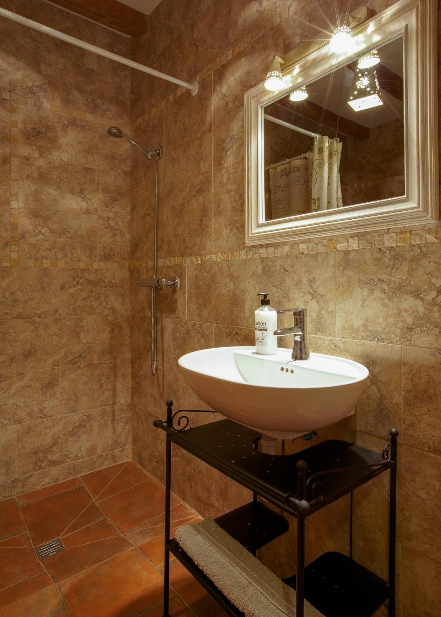 Apartamentos El Jardin Del Poeta Guijo de Granadilla Bilik gambar