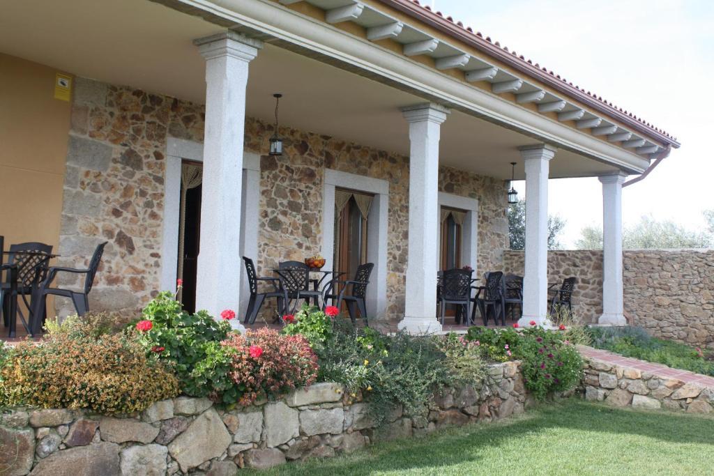 Apartamentos El Jardin Del Poeta Guijo de Granadilla Bilik gambar