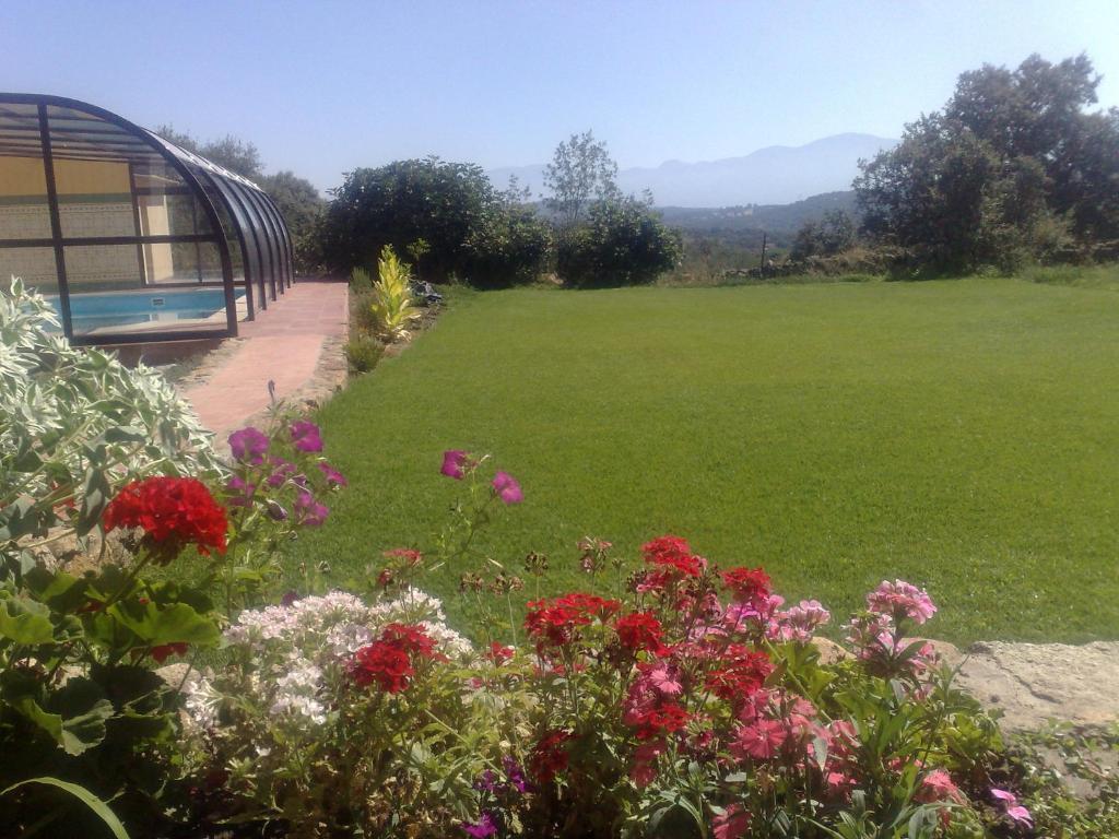 Apartamentos El Jardin Del Poeta Guijo de Granadilla Bilik gambar