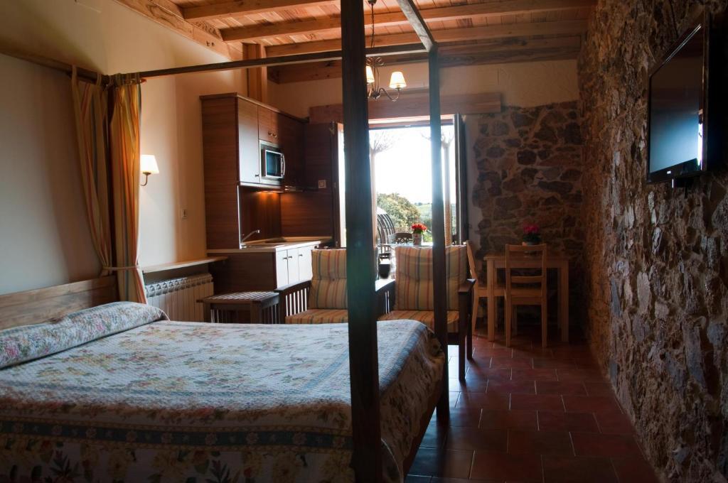 Apartamentos El Jardin Del Poeta Guijo de Granadilla Bilik gambar